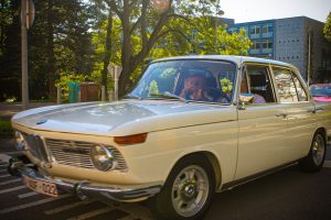 Défilé et exposition d'autos classiques pour action caritative