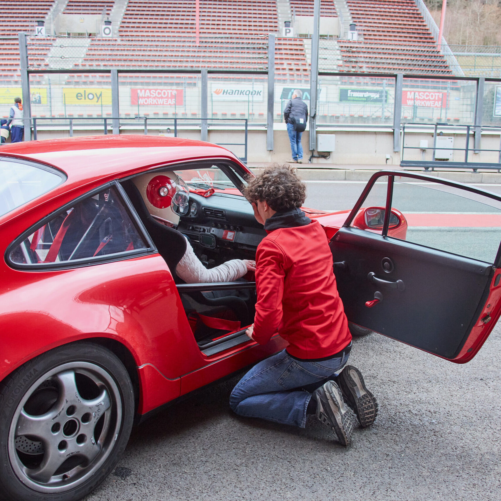 Assurance et assistance technique pour voiture classique sur circuit, symbolisant la protection et la sérénité du pilote.