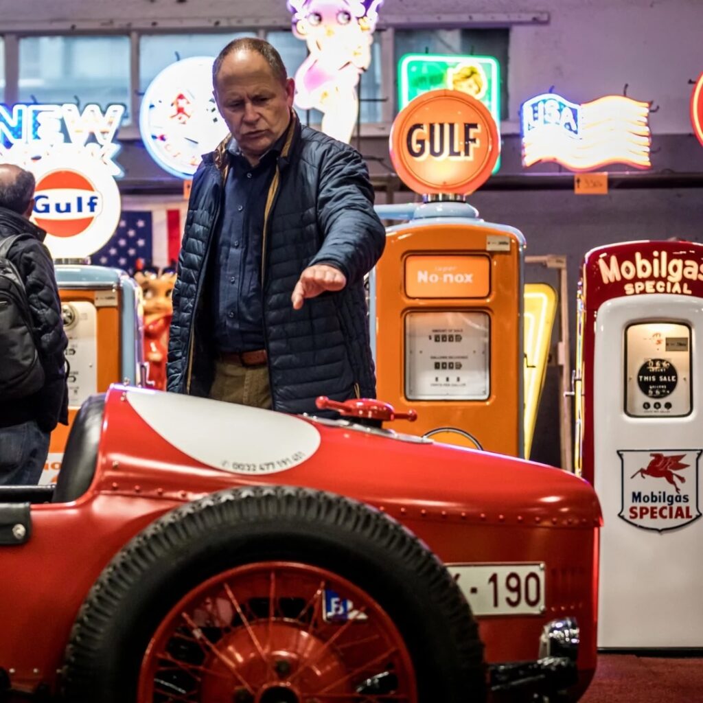 Ambiance élégante et exclusive lors du Goodwood Revival, illustrant les services de conciergerie et de voyage organisés par We Love Curves.