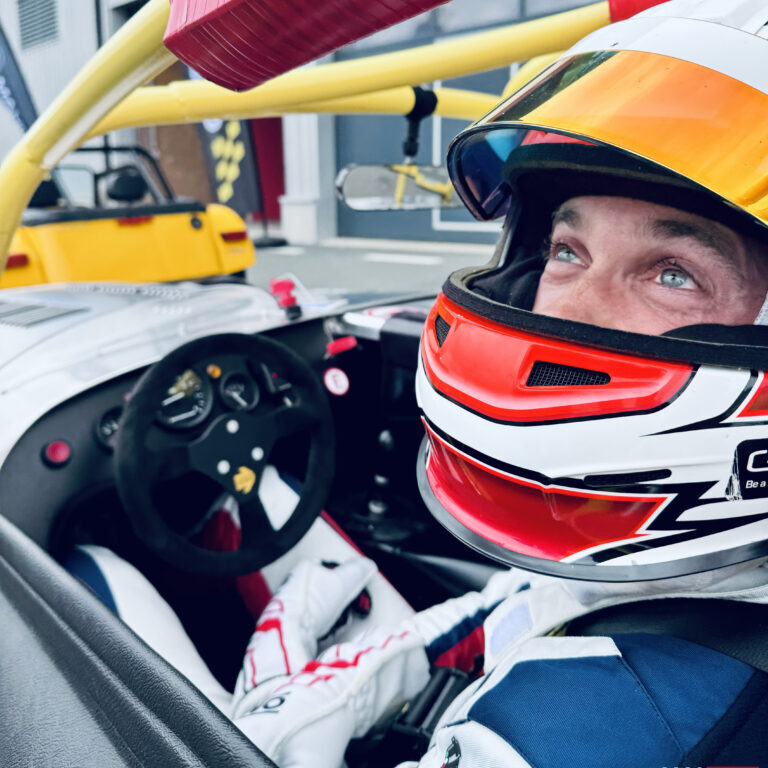 Voiture de sport s'apprêtant à prendre le départ pour la saison des événements automobile 2026.