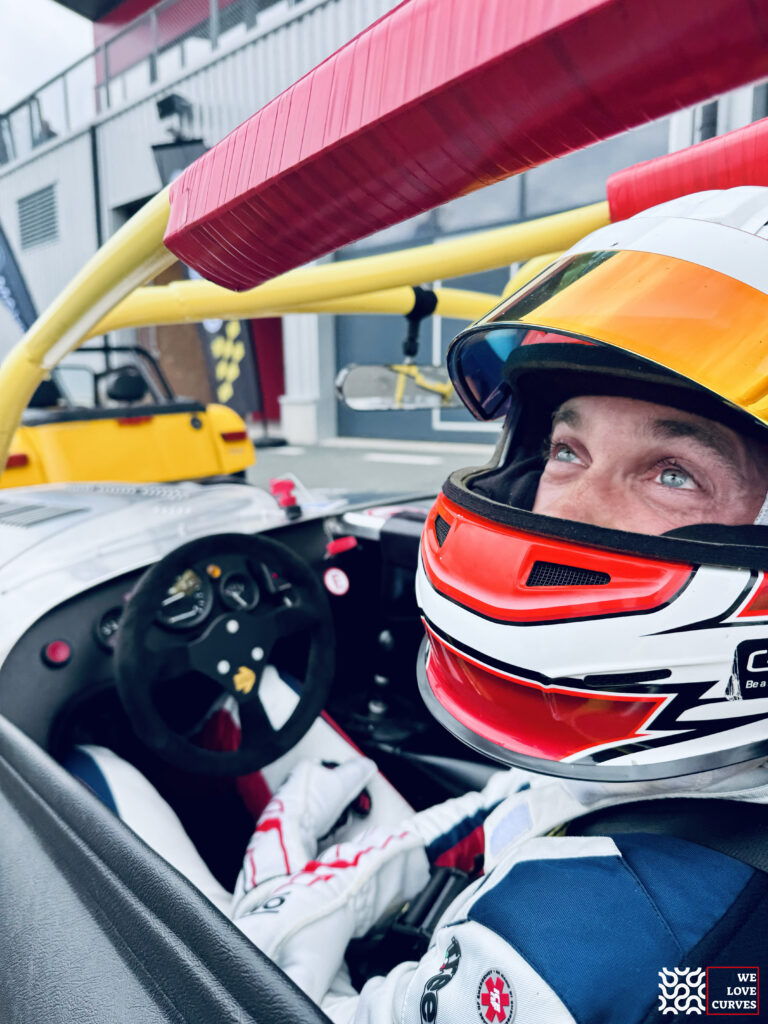 Voiture de sport s'apprêtant à prendre le départ pour la saison des événements automobile 2026.