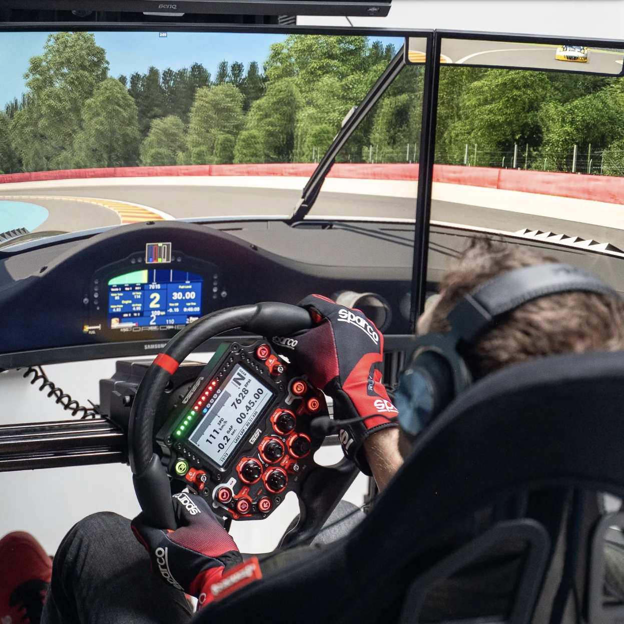 Pilote à l'entraînement sur un simulateur de pilotage dynamique haute performance pour préparer la saison de circuit.