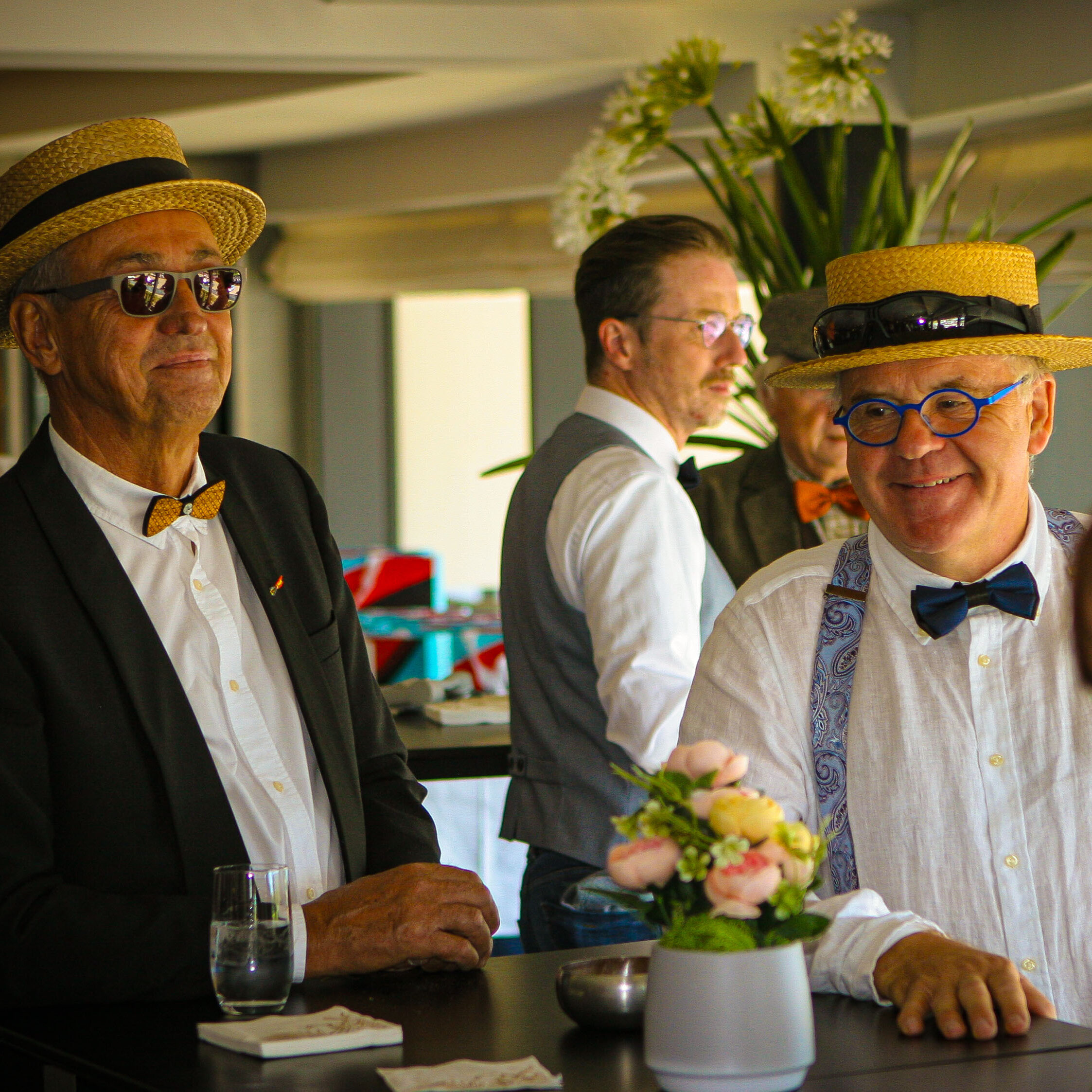 Invités VIP profitant d'un service d'hospitalité en terrasse sur le circuit de Spa-Francorchamps.