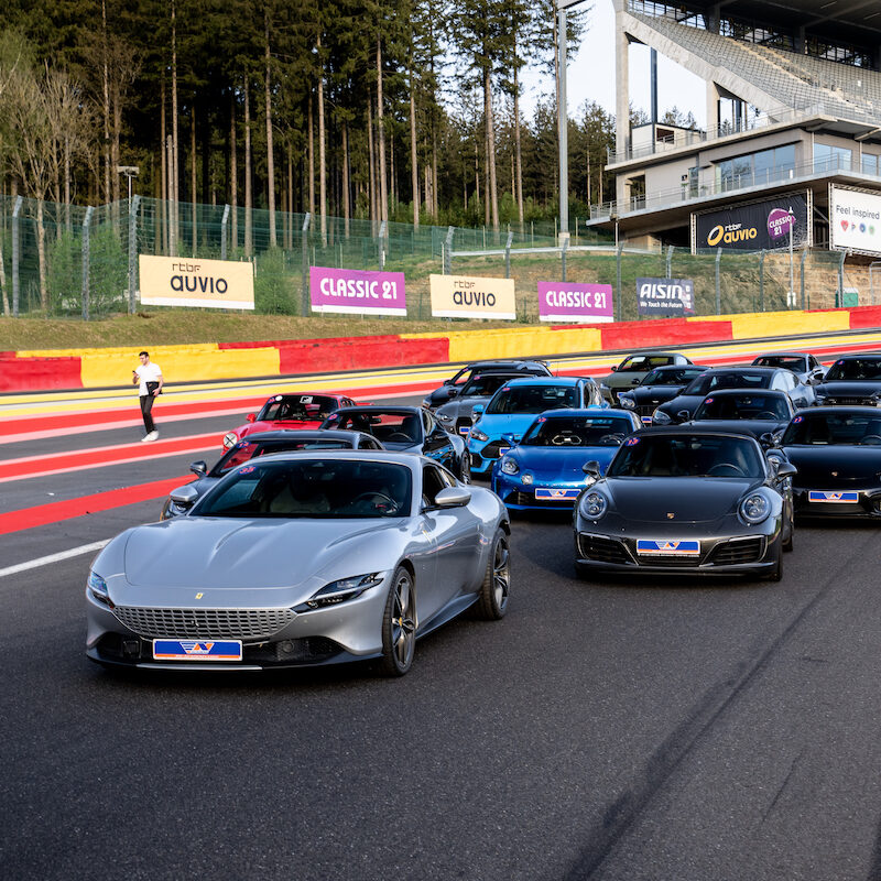 Impressionnant convoi de voitures GT (Ferrari Roma, Porsche 911, Alpine A110) sur la piste de Spa-Francorchamps lors d'une session de coaching We Love Curves.