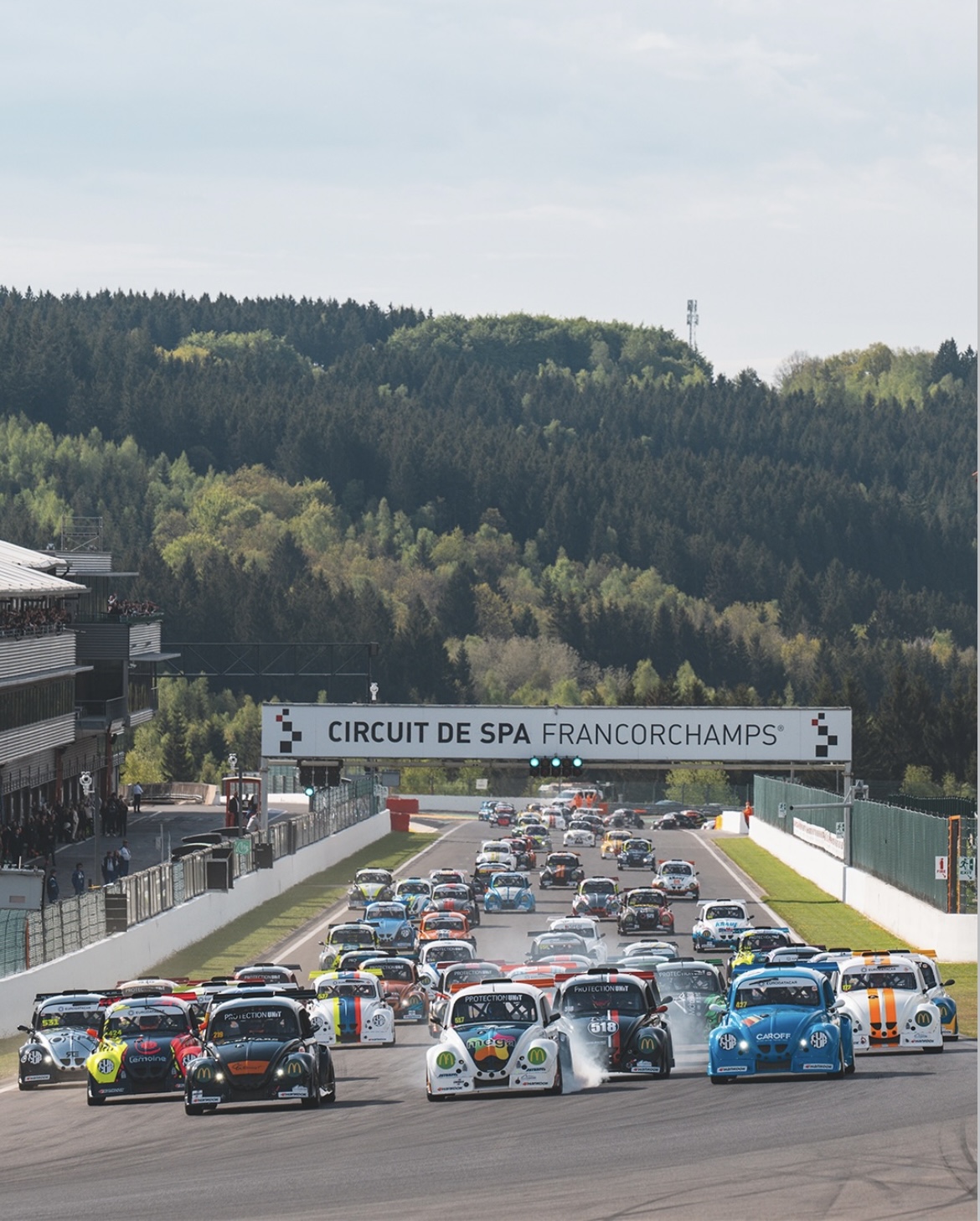 Grille de départ d'une course de Fun Cup sur le circuit de Spa-Francorchamps en Belgique.