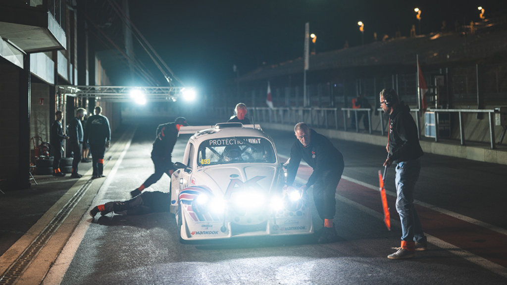 Arrêt au stand de nuit d'une VW Fun Cup aux 25 Heures de Spa-Francorchamps.