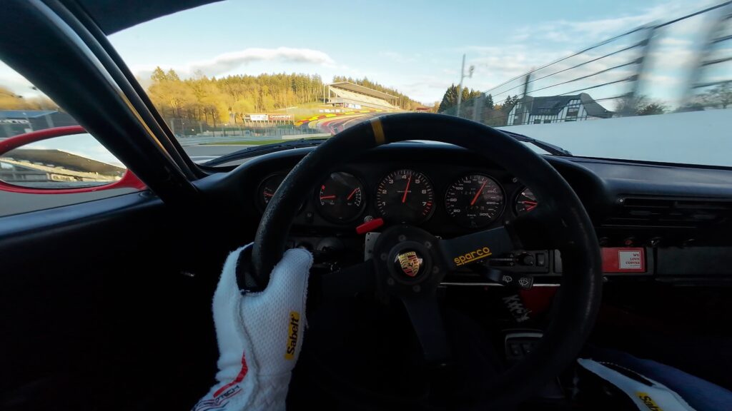 Vue depuis le cockpit d'une Porsche pilotée sur le circuit de Spa-Francorchamps lors d'un trackday.