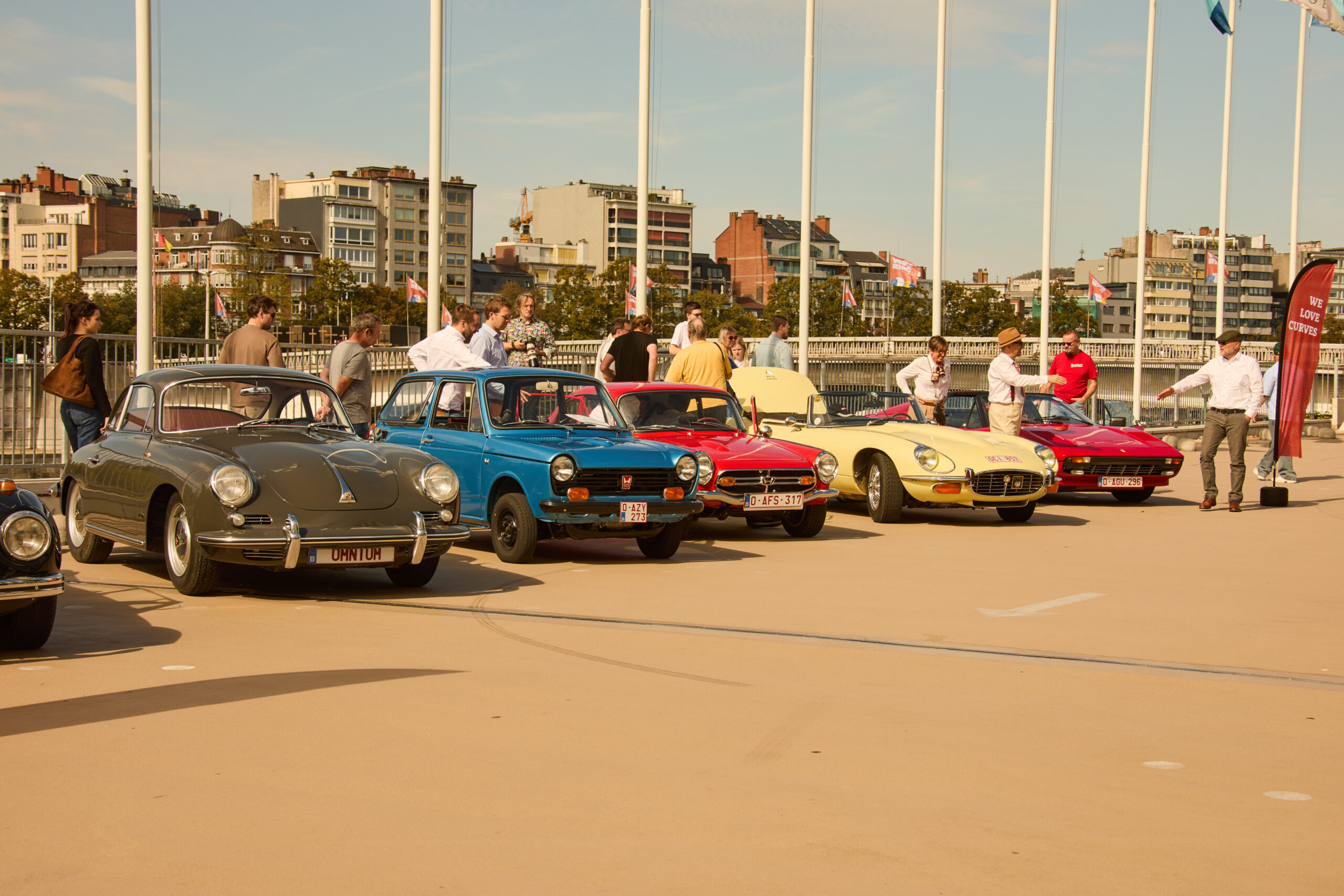 Alignement de voitures classiques et Porsche de collection lors de la Distinguished Gentleman’s Drive